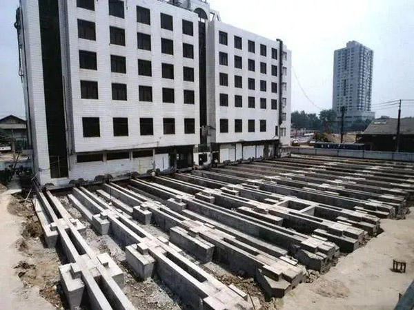 1999年丹麥哥本哈根機(jī)場候機(jī)廳平移