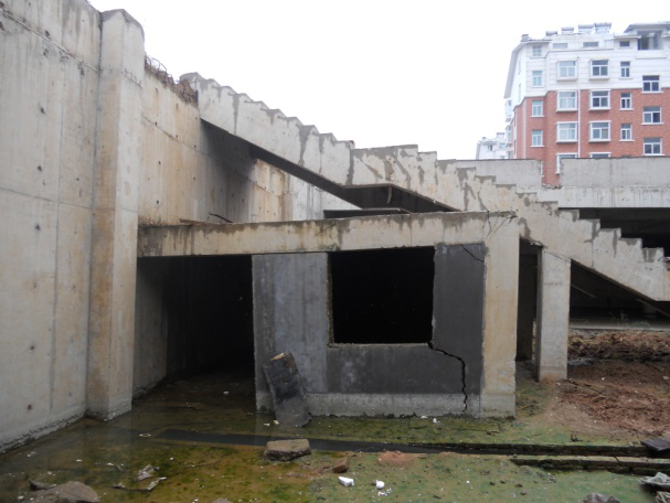 （2011年）平邑明德花園超市（地下），因地下水位變化導(dǎo)致框架梁、柱開(kāi)裂