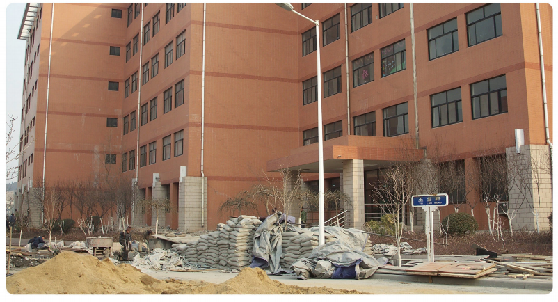 某教學(xué)樓不均勻沉降嚴(yán)重，墻體開裂，采用鋼管微型樁托換加固。(2009年)