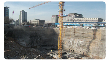 千佛山醫(yī)院保健綜合樓基坑復(fù)合土釘墻支護(hù)，基坑深度最大21m ( 2012年)